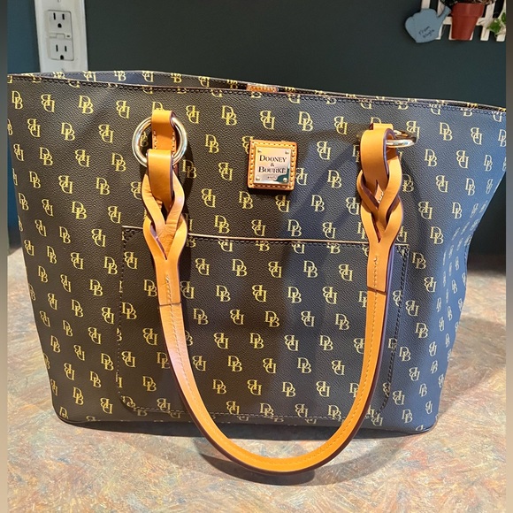 Dooney & Bourke Borsa Tucker Tote – Rosso – Cotone Italian Rivestito E Pelle – Hardware Placcato Oro 14k – Made In USA
